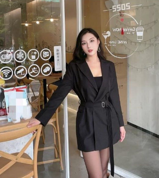 Western-style Tailored Blazer With A Cinched Waist And Tie