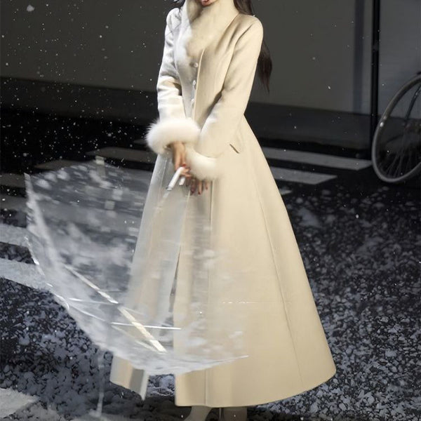 Elegant Wool Coat With A Designer Touch Featuring A Fur-trimmed Collar And A Midi Length