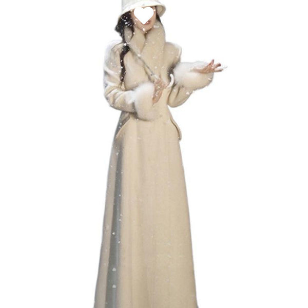 Elegant Wool Coat With A Designer Touch Featuring A Fur-trimmed Collar And A Midi Length