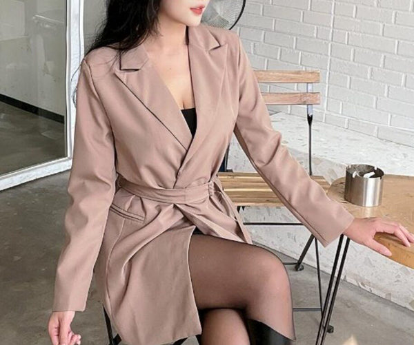 Western-style Tailored Blazer With A Cinched Waist And Tie